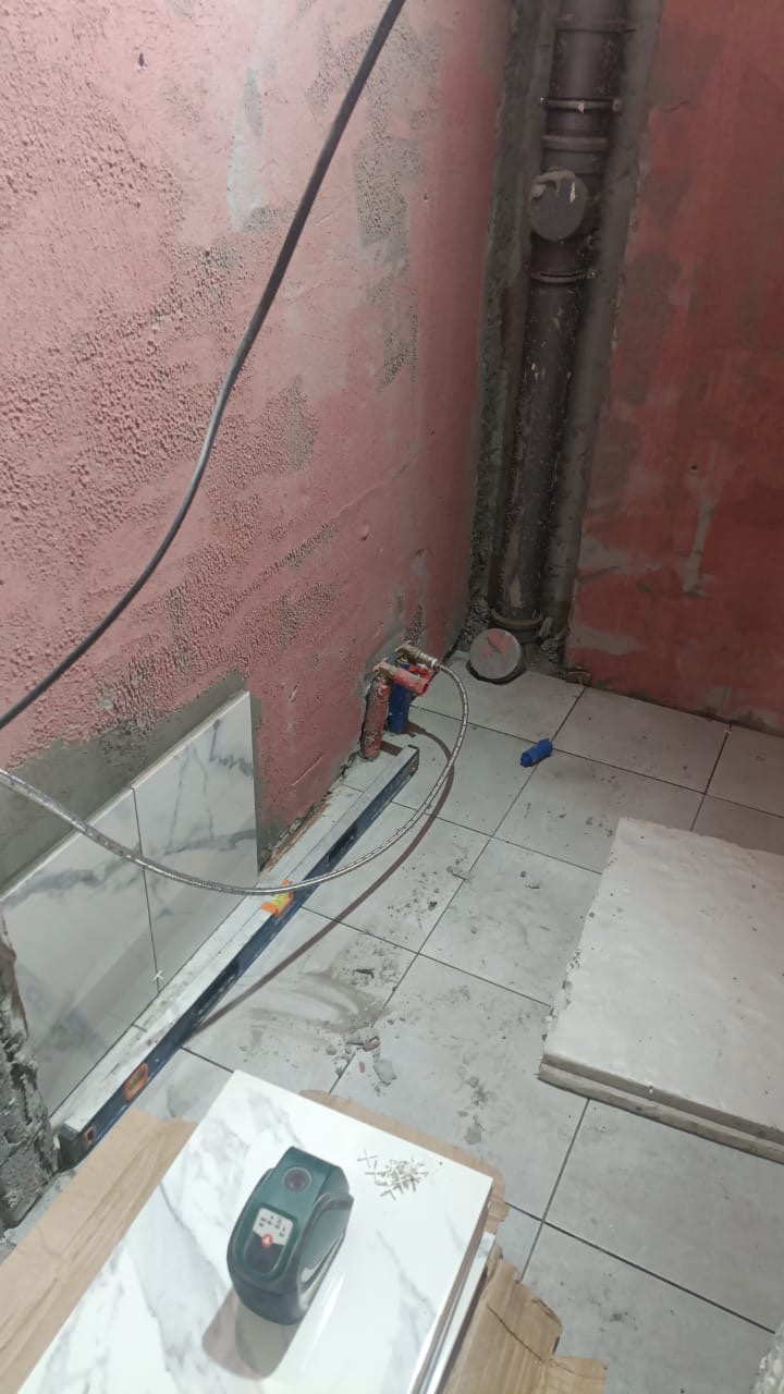 Плиточные работы в кухонной зоне